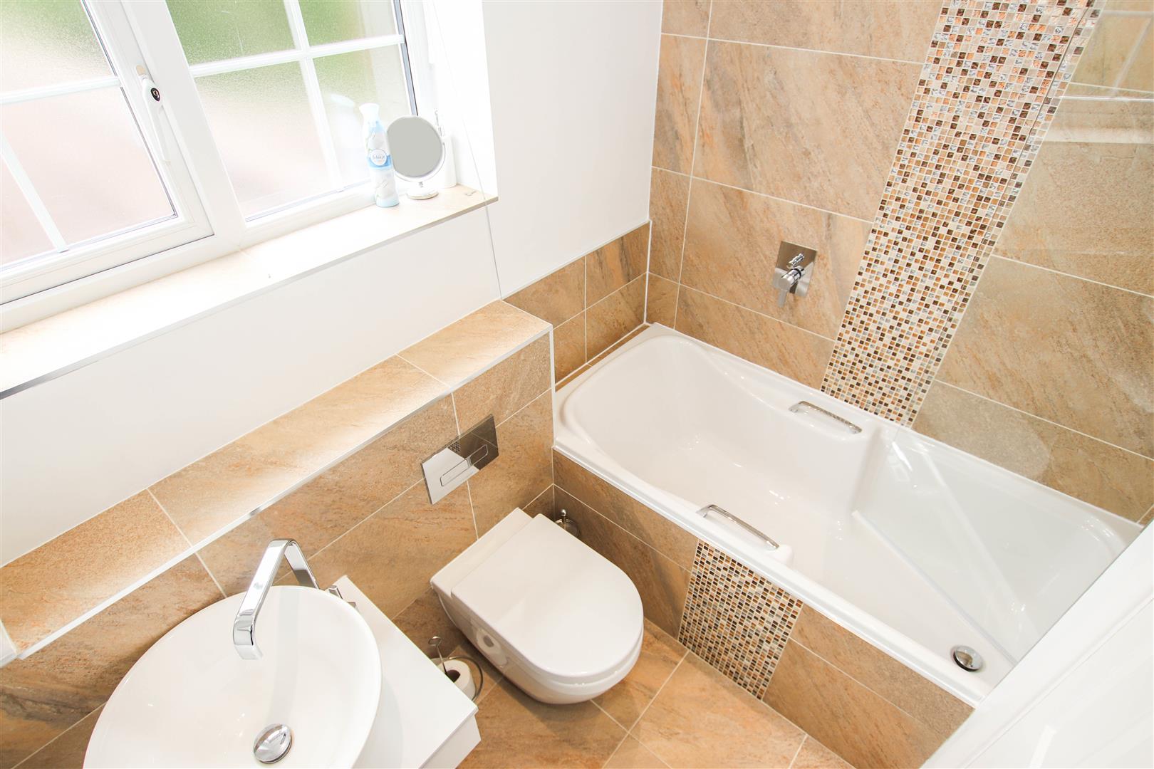 FIRST FLOOR LUXURY BATHROOM